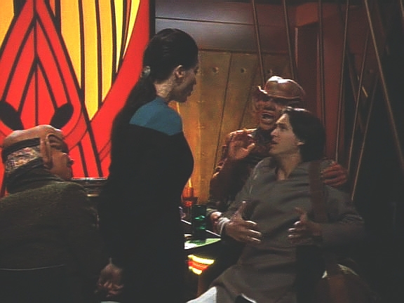Na Deep Space Nine přiletěl Arjin, Trill ucházející se o spojení se symbiontem. Jadzia má posoudit jeho vhodnost. Nachází ji uprostřed vítězné partie tonga.