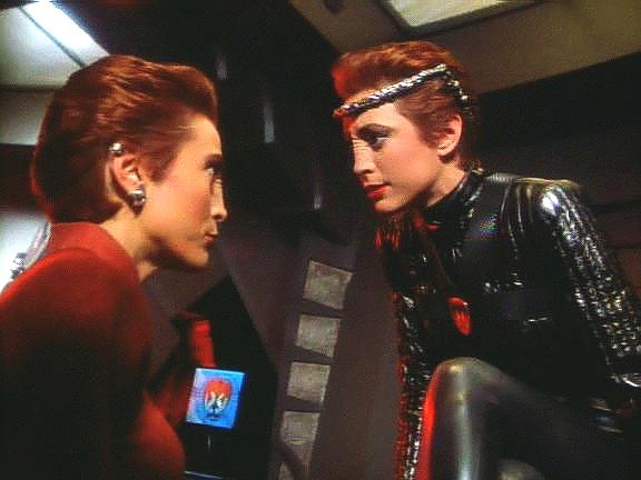 Intendantka Kira je nadšená svým zrcadlovým já a vypravuje jí, jak se po provedených reformách zrcadlového Spocka stali Terrani slabí a jak snadno podlehli cardassijsko-klingonské Alianci.