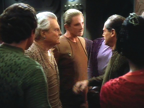 Bajorani poznali ve starém muži, který přiletěl na stanici, kolaboranta Kubuse Oaka. Kubus se nesmí vrátit na Bajor, všichni kolaboranti byli dekretem odsouzeni do exilu.