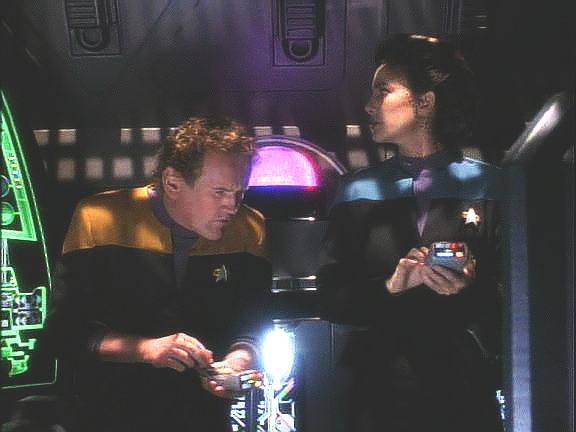 Jadzia a O'Brien snadno získají z počítače souřadnice, kam Karemmové posílají zprávy, a odešlou je na Defiant. Pak se však zapne bezpečnostní protokol a uvězní je tam.