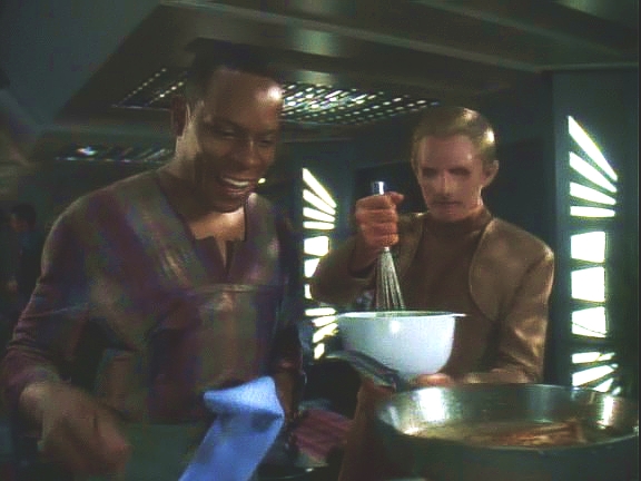 Komandér Sisko pořádá večeři pro své starší důstojníky. Odo se poněkud nešikovně ujímá vyšlehání suflé.