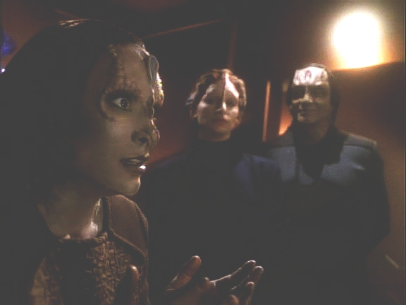 Kira letí na Bajor, aby zjistila, co se děje, a tam prostě zmizí. Probere se na Cardassii, vypadá jako Cardassianka a Entek, člen Obsidianského řádu, jí tvrdí, že je Iliana Ghemor, agentka.