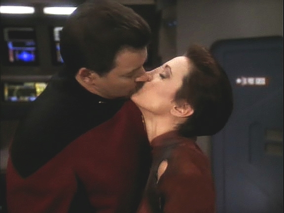 Riker nemá jinou možnost, pokud nechce obětovat celou posádku. Kira, která s ním v podstatě sympatizuje, mu slibuje, že ho z pracovního tábora dostanou.