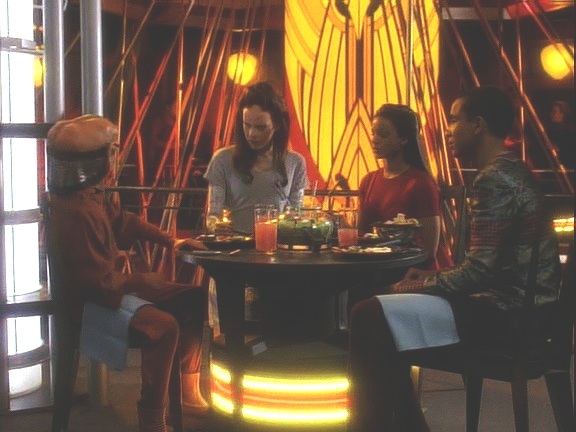 Při večeři v Quarkově baru se naplno projevují kulturní rozdíly. Obě dívky uraženě odcházejí a Jake a Nog se do krve pohádají.