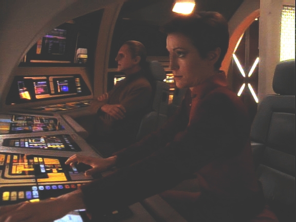 Kira a Odo se vrací na stanici, když senzory Mekongu zachytí makistický člun útočící na Liseppiany. Pronásledují ho na měsíc plynného obra.