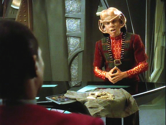 Komandér Sisko je konsternován Nogovou žádostí, aby se zaručil za jeho přijetí na Akademii. Neví, co si o tom má myslet, a nebere to příliš vážně.