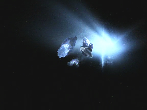 Sisko a Kira fragmenty obklopí subprostorovým polem raketoplánu a provedou je červí dírou. Unikající silithium navíc bylo právě onou látkou, která umožňuje spojení s Gama kvadrantem.