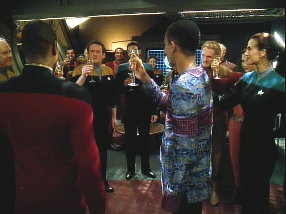 Posádka blahopřeje komandéru Siskovi k povýšení do hodnosti kapitána.