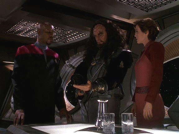Než generál cokoliv řekne, ujistí se, že Sisko a Kira nejsou měňavci. Potom informuje, že přiletěli pomoci Federaci hlídat červí díru před invazí Dominionu. Sisko ale tuší skrytou agendu.