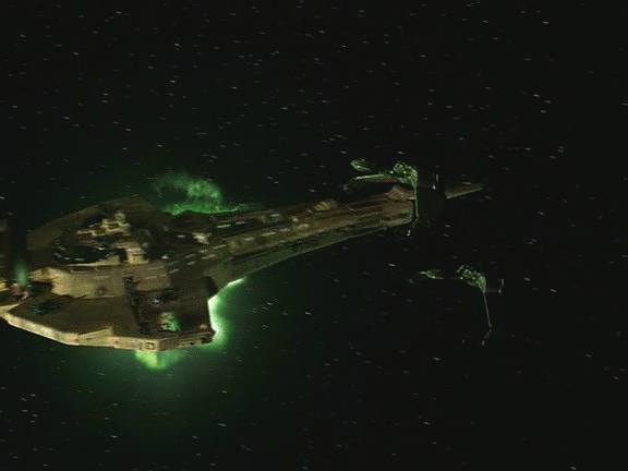Dukatova loď Prakesh je pod klingonským útokem a je už bez štítů, bez pohonu a beze zbraní. 