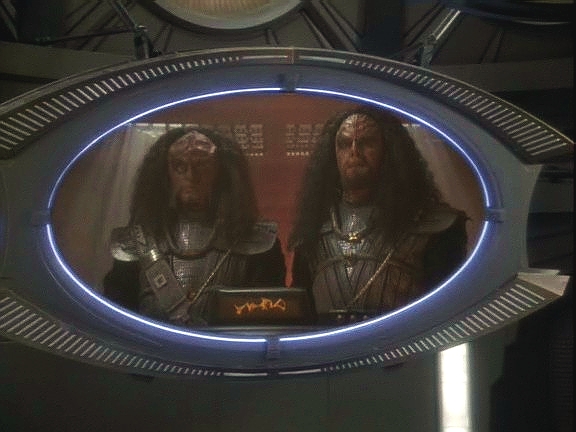 Defiant se vrátil na stanici jen chvíli před pronásledujícími klingonskými dravci. Siska volá Gowron a Martok a požadují vydání Cardassianů. Chtějí si je vzít silou.