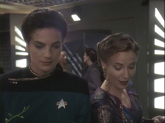 Na banketu, který kapitán Sisko pro trillský tým uspořádal, Jadzia a Lenara zjišťují, že vzájemné city Nilani a Toriase jsou v nich stále velmi silné.