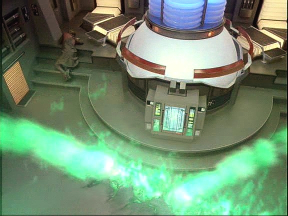 Ve strojovně uniká plasma a Lenara nemůže ven. Jadzia se k ní s nasazením vlastního života dostane a zachrání ji.