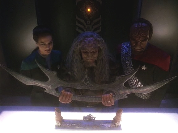 Trojice na planetě v Gama kvadrantu Kahlessův meč opravdu najde. Odnášejí ho s tím, že ho dají císaři, aby s jeho pomocí sjednotil klingonský národ.