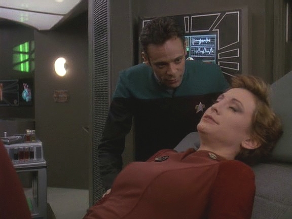 Kira se má zúčastnit jednání o společném postupu Bajoru a Cardassie proti Klingonům. Cardassijská populace je v takovém zdravotním stavu, že Kira musí dostat očkování.