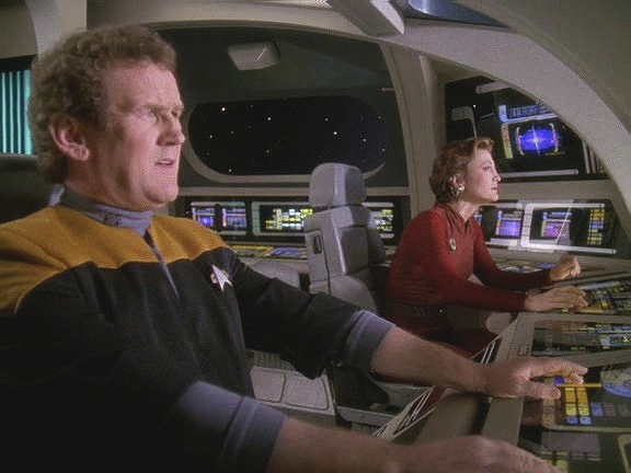 Kira a O'Brien jsou při návratu na stanici svědky záhadné exploze. Těsně u hranic bajorského prostoru operují Klingoni, nejsou ochotni nic vysvětlovat a chtějí na runabout střílet.