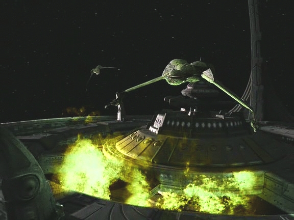 Stanice je pod palbou regentovy flotily. Kapitán Sisko sám usedá ke kormidlu Defiantu a působí křižníku značné škody. Defiant je už těsně před zničením,…