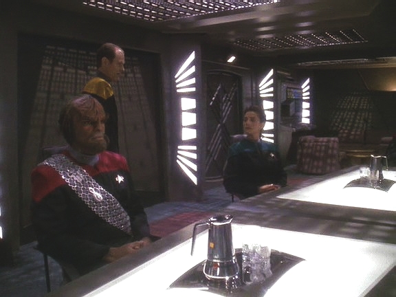 Federace poskytuje Klingony poničené Cardassii průmyslové replikátory. Komandér Eddington si bere na starost jejich bezpečnost na stanici, protože se obává akce Makistů.