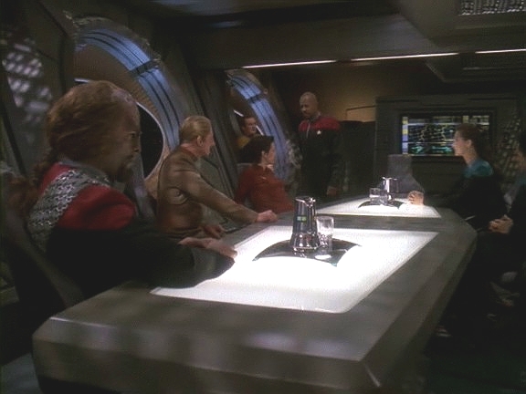 Kapitán Sisko a Jadzia se vrátili ze Země s plánem, jak odhalit falešného Gowrona-měňavce. Posádka Deep Space Nine má za úkol misi provést.