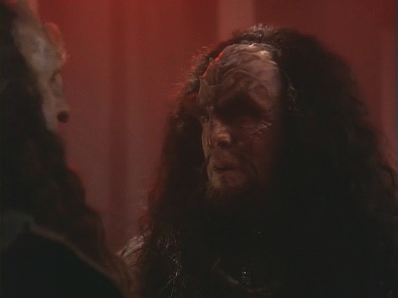 V hale je shromážděno mnoho Klingonů, kterým Gowron udělí Řád Bat'lethu. Přítomen je i generál Martok, kterému je Pahash, jinak O'Brien, velmi povědomý.