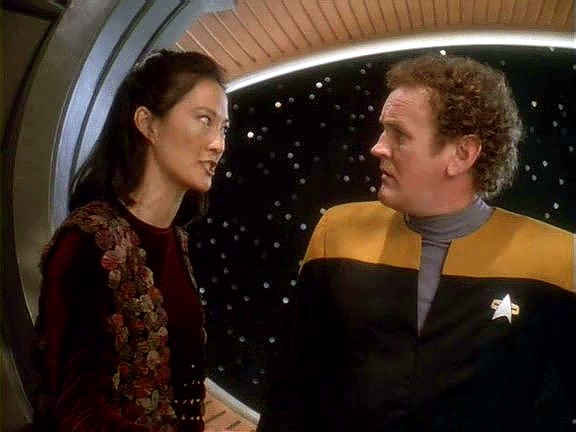 Kira chce odletět na Bajor, aby byla od Milese dál. Keiko, která o ničem nemá ani tušení, přinutí Milese, aby letěl s ní, musí na ni přeci dávat pozor.