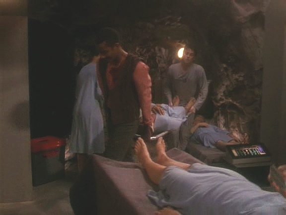 Doktor hned začne operovat a také Jake pomáhá, jak může.