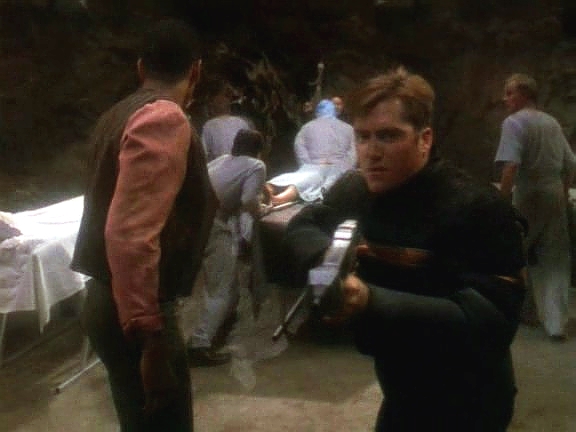 Pak na nemocnici přímo zaútoči Klingoni a je nutná rychlá evakuace. Vojáků kryjících evakuaci je žalostně málo.