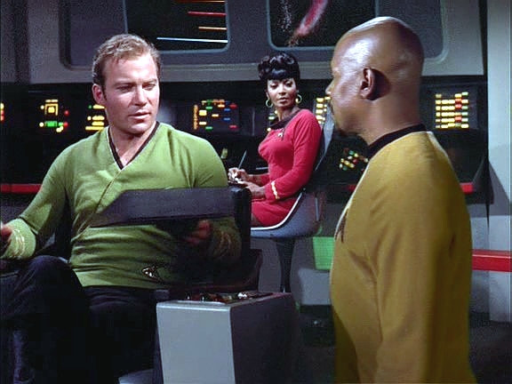 Sisko si neodpustil promluvit s legendou. Jako poručík Sisko dočasně přidělený na Enterprise mu podal k podpisu rozpis služeb.
