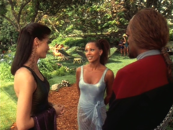 Když se Jadzia srdečně přivítá s Arandis, dobrou přítelkyní Curzona Daxe, začne Worf navíc žárlit.