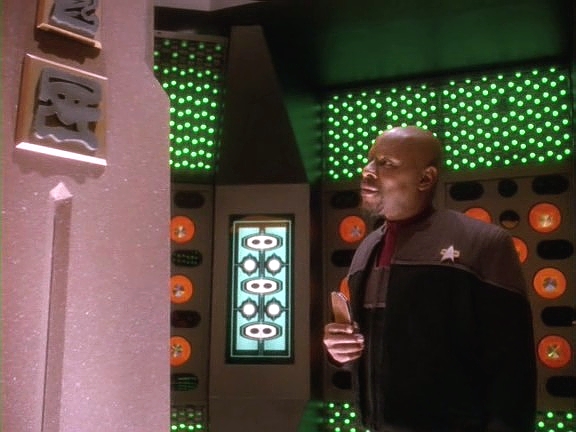 Kapitán věří, že dokáže rozluštit nápis na obelisku, je tím přímo posedlý. Začíná trpět bolestmi hlavy a záchvaty.