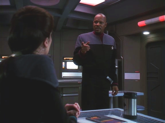 Sisko, kterého Eddington oslovuje "Javerte" podle postavy z Hugových Bídníků, s Jadzií přemítá, jak Eddingtona, který je stále o krok před ním, přelstít.
