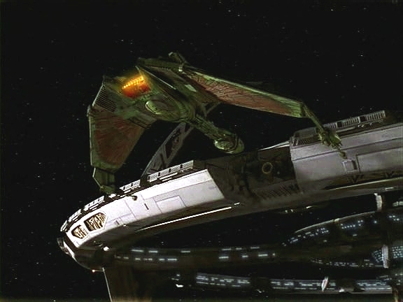 Ke stanici přiletěla IKS Rotarran, která má pod velením generála Martoka pátrat po zmizelé B'Moth.