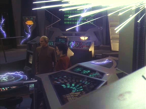 Kira jménem bajorské vlády sdělí Dukatovi, že cesta na stanici je volná, a potom s Odem spustí připravený program, který zničí, co se jen dá. Cardassiané dostanou "spálenou zemi".