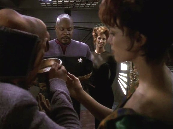 Kapitán narychlo oddává Roma a Leetu, která je ihned po obřadu rovněž evakuována.
