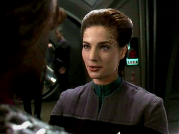 Je čas evakuovat stanici a předat ji Bajoru a jeho spojenci Dominionu. Worf byl přidělen na Rotarran a Jadzia mu slibuje, že si ho po válce vezme.