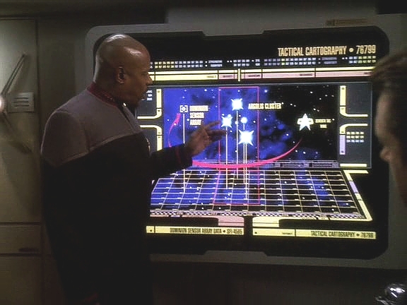 Sisko dostal za úkol vypracovat plán na zničení špionážního komunikačního komplexu Dominionu ve hvězdokupě Argolis. Defiantu ale bude velet Jadzia, on byl převelen…