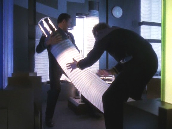 Jadzia i O'Brien usoudili, že kapitánův plán bez jejich pomoci nevyjde. Jadzia transportovala O'Briena a Bashira do klíčové součástky, aby přepojili potřebný mikročip.