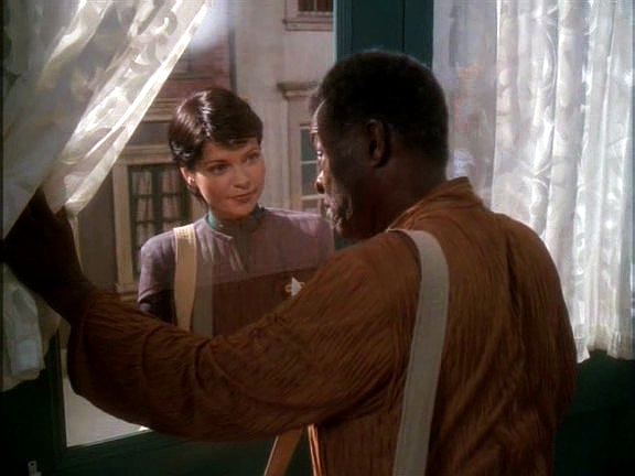 Sisko se vydává na Tyree, jak mu napověděla jeho vize, a jeho otec i syn poletí s ním. Těsně před jejich odchodem přichází mladá žena, která se představuje jako Dax.
