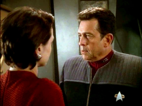Admirál Ross se snaží přesvědčit Kiru, aby Bajorani ustoupili Romulanům v otázce instalovaných zbraní. Hrozí, že Flotila podpoří Romulany. Kira se rozhoduje pro blokádu.
