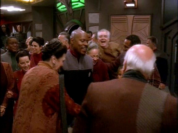 Kapitán se po více než třech měsících vrátil na stanici, kde Bajorani svého Vyslance srdečně uvítali.
