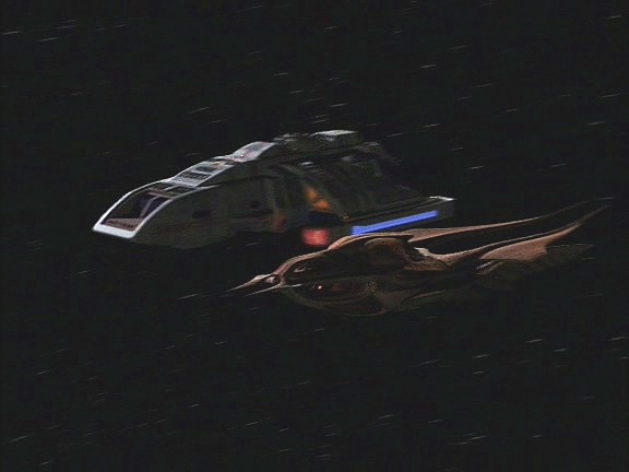 Při návratu na stanici se k runaboutu, v němž letí Odo a Miles O'Brien, připojí podivná loď, která vzápětí zmizí.