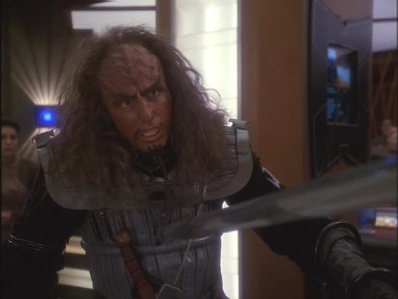 Laas také odmítá chovat se nenápadně. Na mlhu se změnil na Promenádě a vzbudil podezření Klingonů. Jeden z Klingonů na něj vytáhl nůž, Laas změnil paži na meč a zabodl ho.