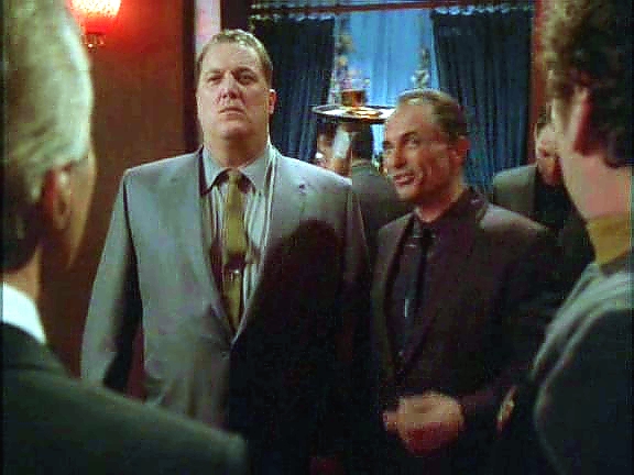 Vzápětí dorazí gangster Frankie "Eyes" Chalmers se svou gorilou Tonym Ciccim a Vic má okamžitě zmizet. Hotel koupil Carl Zeemo, Frankieho šéf.