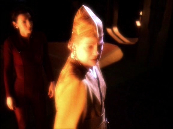 Kai má svou vůbec první vizi Proroků. Je zvolena, aby zařídila znovuzrození Bajoru, a pomoci jí má muž země. Kai samozřejmě netuší, že k ní mluvili Pah-wraithové.