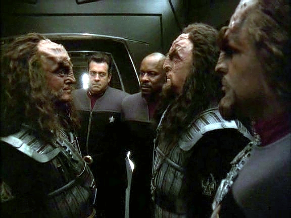 Brzy prozradí svůj hlavní cíl: bere Martokovi velení nad klingonskou flotilou a začne vydávat rozkazy, které zcela ignorují společnou strategii Martoka, Siska a zástupce Romulanů Velala.