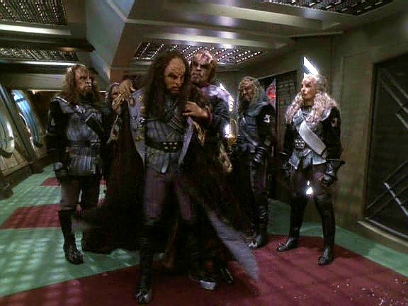 Worf pak prohlásil Martoka kancléřem. Jeho popularita v Klingonské říši mu zajistí souhlas Rady, přestože není urozené krve.