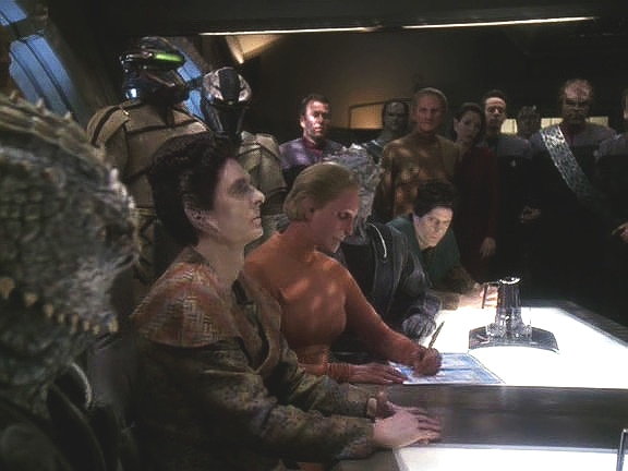 Krátce nato je na stanici Deep Space 9 podepsán mír a vůdkyně Zakladatelů bude postavena před soud.