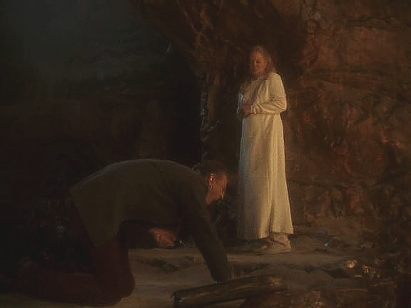 V Ohnivých jeskyních Winn otrávila Dukata vínem a ten umírá.