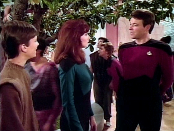 Riker se seznamuje se doktorkou Crusherovou a jejím synem Wesleym.