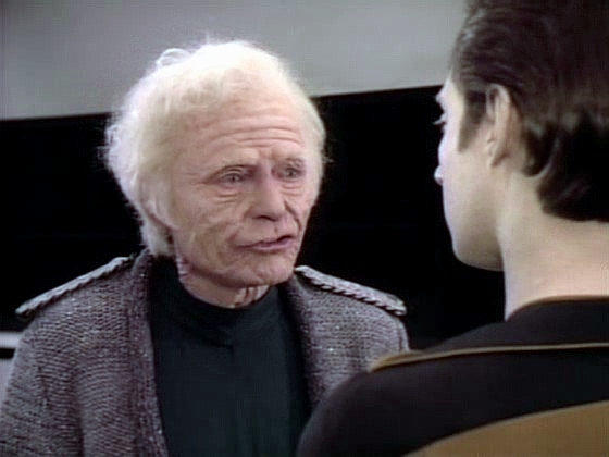 Po spojení obou sekcí lodi na orbitě Denebu IV doprovází Dat admirála McCoye po prohlídce další Enterprise k jeho raketoplánu. Doktor se do svých 137 let nesmířil s transportérem.
